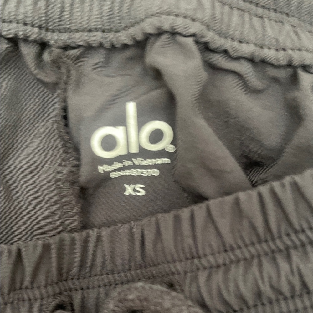 ALO Yoga women’s black Joggers -size XS